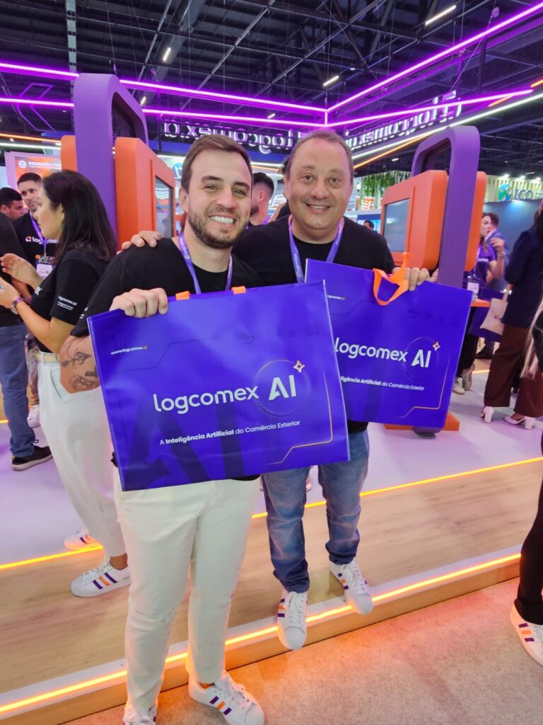 2 homens com sacolas da LogomexAI em um evento
