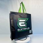 Sacola retornável personalizada de acordo com a identidade visual da marca Eletrikus.