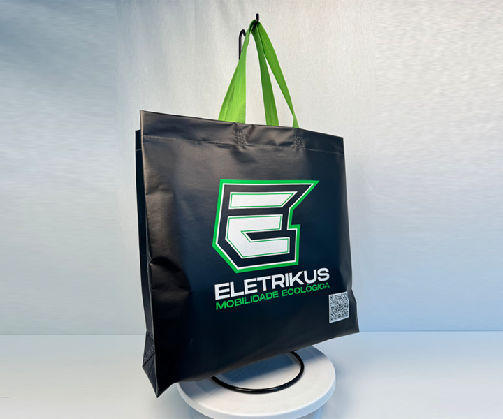 Sacola retornável personalizada de acordo com a identidade visual da marca Eletrikus.
