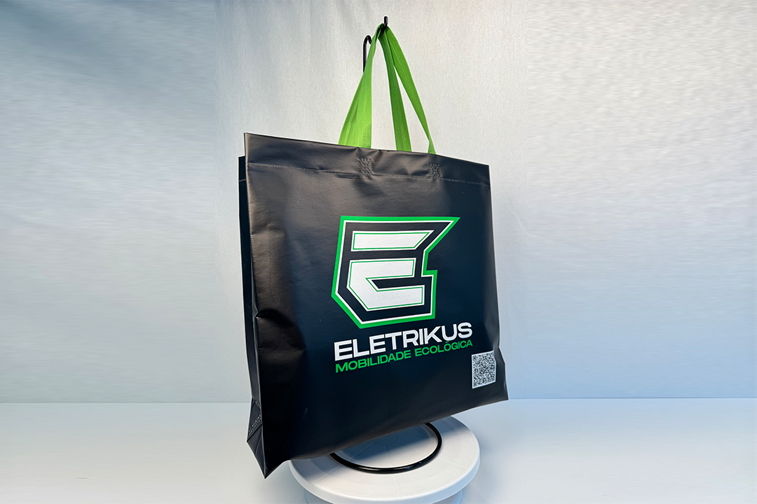 Sacola retornável personalizada de acordo com a identidade visual da marca Eletrikus.