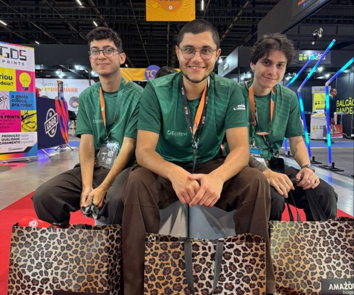 Três homens em um evento com sacolas personalizadas grandes e resistentes