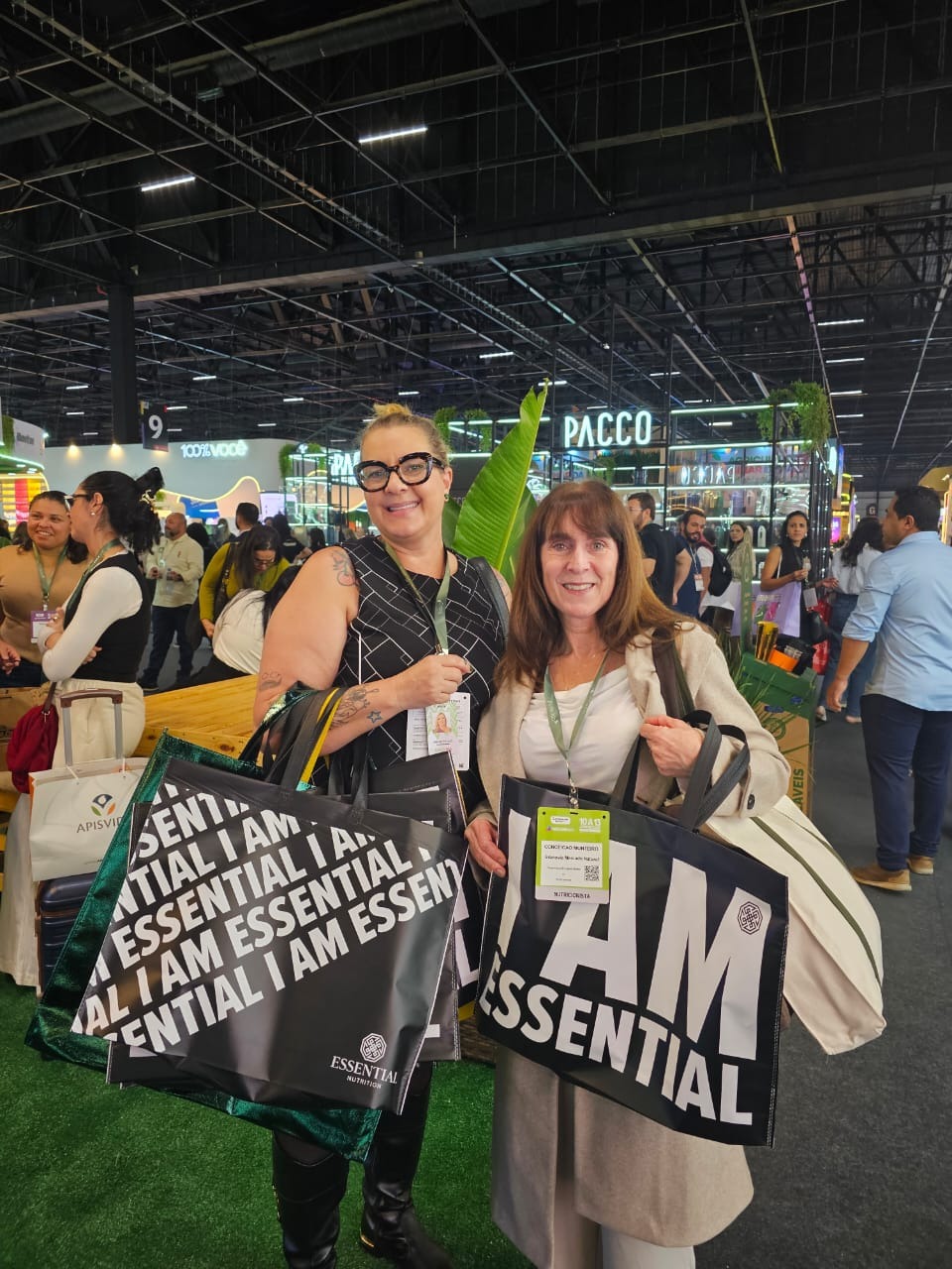 Sacolas personalizadas em evento da Essential