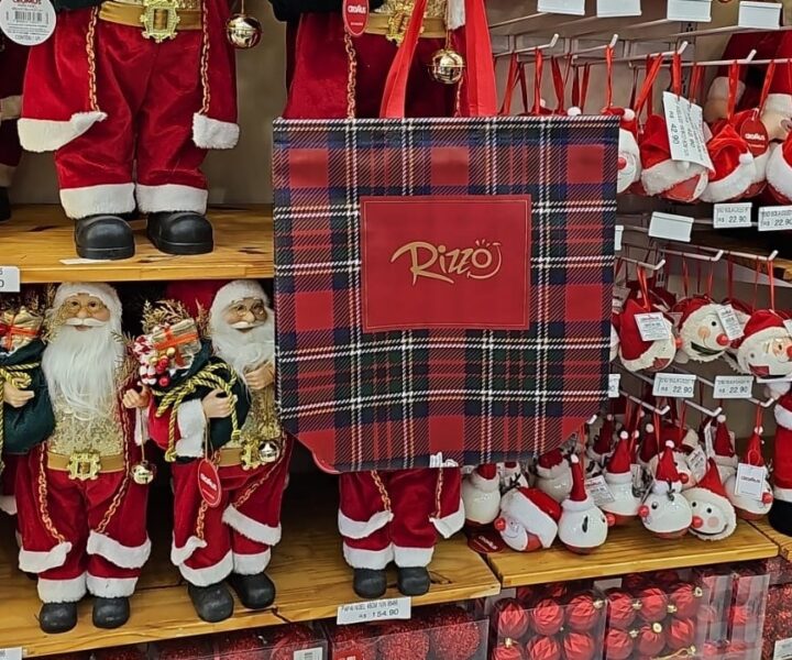 Foto com decorações de natal e sacola para eventos corporativos centralizada no foco da imagem com cores natalinas.