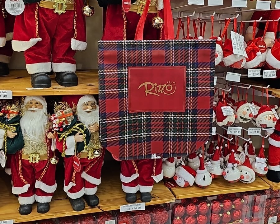 Foto com decorações de natal e sacola para eventos corporativos centralizada no foco da imagem com cores natalinas.